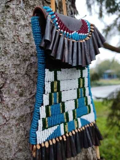 24. a 31. 5. Korálkové výšivky severoamerických Indiánů